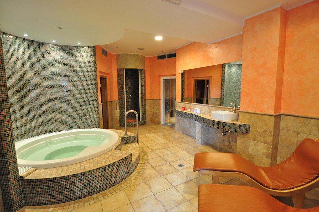 Leo Hotel ليونيسا المظهر الخارجي الصورة